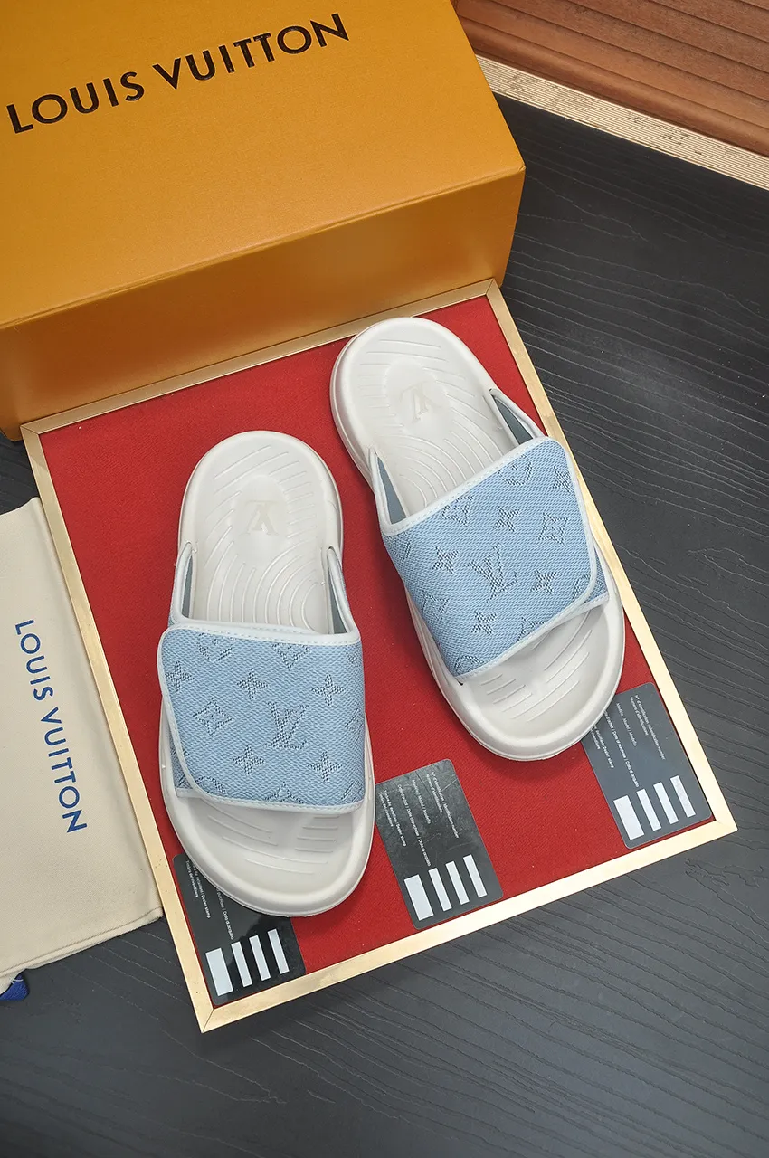Men's men's shoes 💰340💶 [Louis Vuitton LV slippers] (high-end cowhide) counter 1:1 fashion style, a must-have for summer! The designer used LV’s iconic outsole. The original simple slippers instantly become fashionable! The upper is made of flexible special cowhide leather straps alternately, and the workmanship is exquisite! A must-have for stylish men in summer, size 38-45 (45 customized)